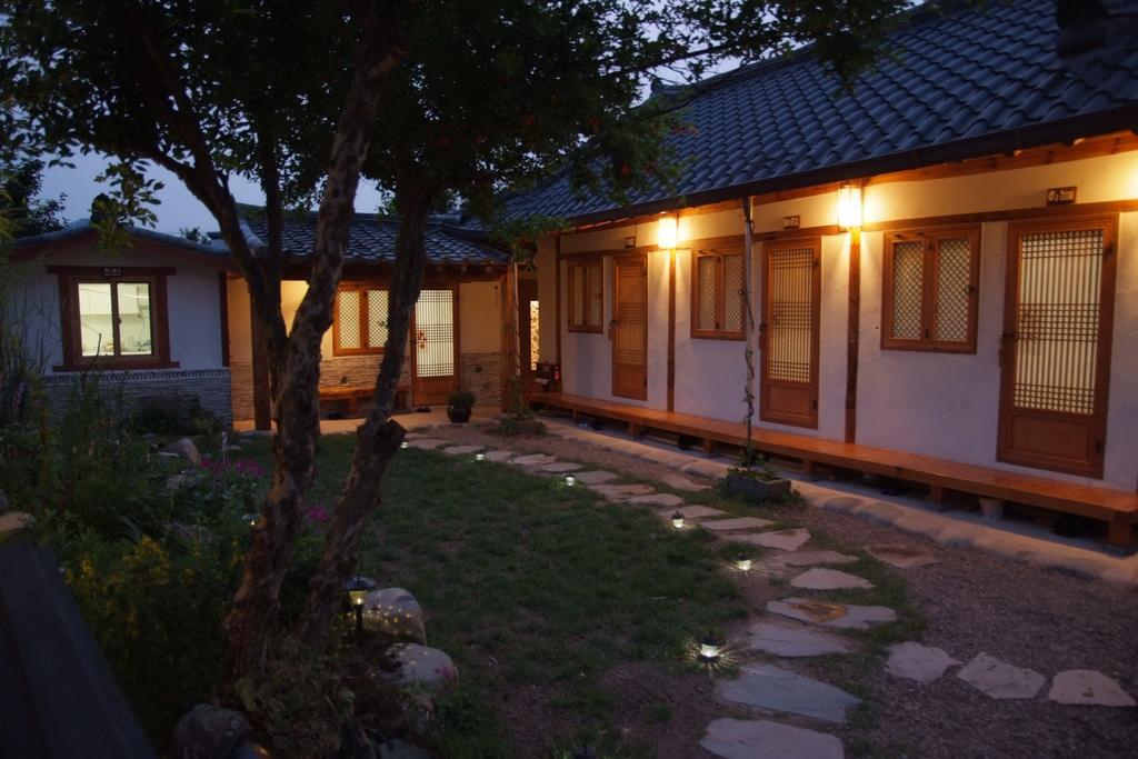 Floral Space Hanok Guesthouse Kjongdzsu Kültér fotó