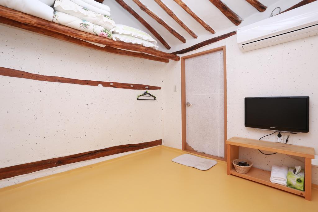 Floral Space Hanok Guesthouse Kjongdzsu Kültér fotó